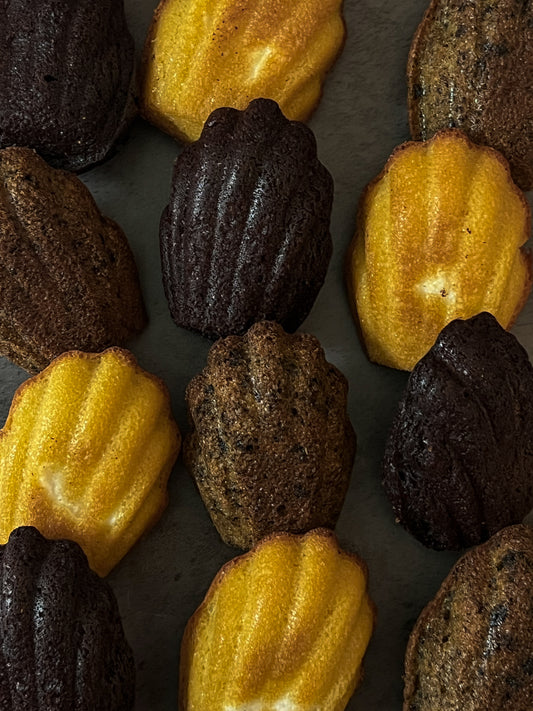 Madeleine Mix (Christmas Special - Chocolate [8 pcs], Mochi [8 pcs]) - Oreo [8pcs]